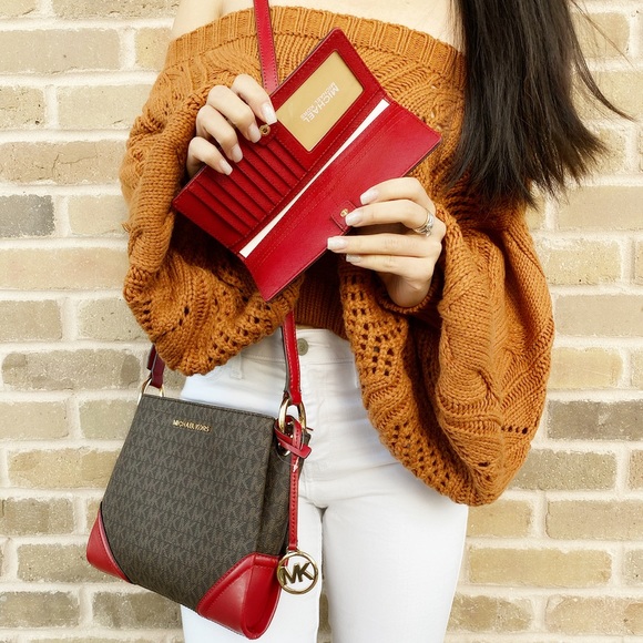 SALE‼️‼️👜💕-Michael Kors Large Crossbody wallet - Picture 5 of 8